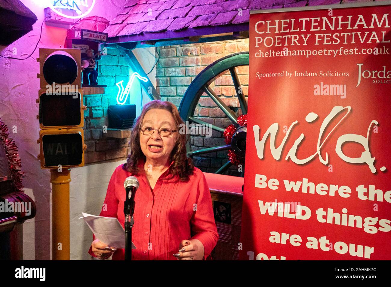 Marilyn Timms Reading al lancio del Cheltenham Poetry Festival 2019 Foto Stock