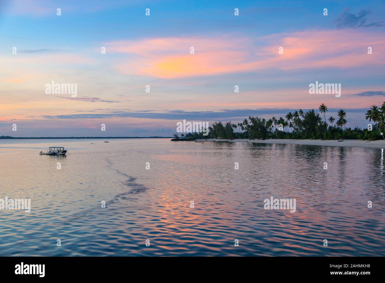 Incredibile tramonto dalla spiaggia incontaminata oltre l'Oceano Indiano a Cenizaro's la Residenza, Zanzibar, Tanzania Africa Foto Stock