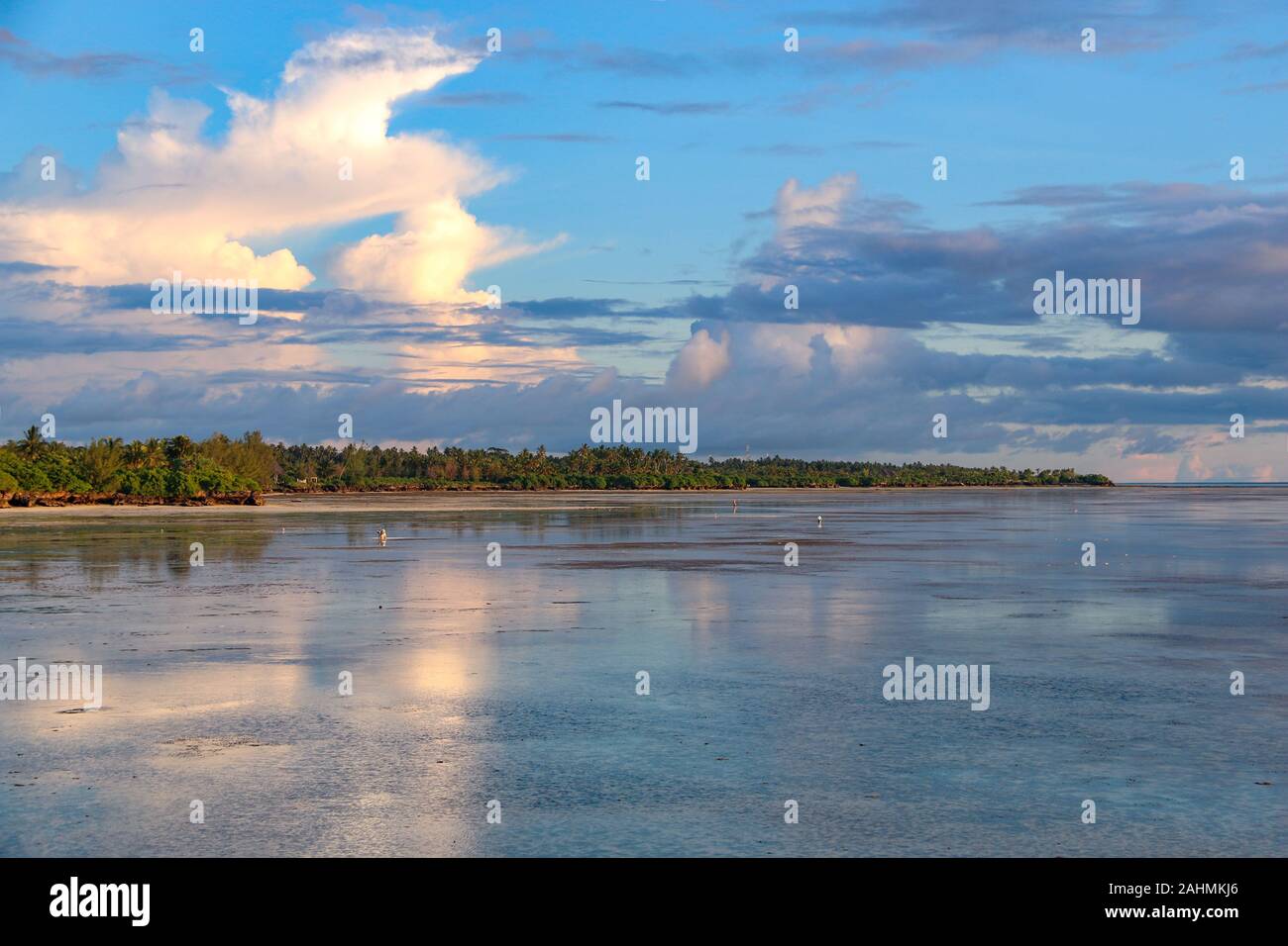 Incredibile tramonto dalla spiaggia incontaminata oltre l'Oceano Indiano a Cenizaro's la Residenza, Zanzibar, Tanzania Africa Foto Stock