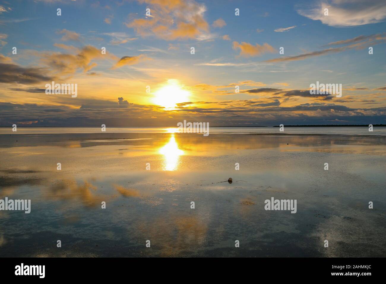 Incredibile tramonto dalla spiaggia incontaminata oltre l'Oceano Indiano a Cenizaro's la Residenza, Zanzibar, Tanzania Africa Foto Stock