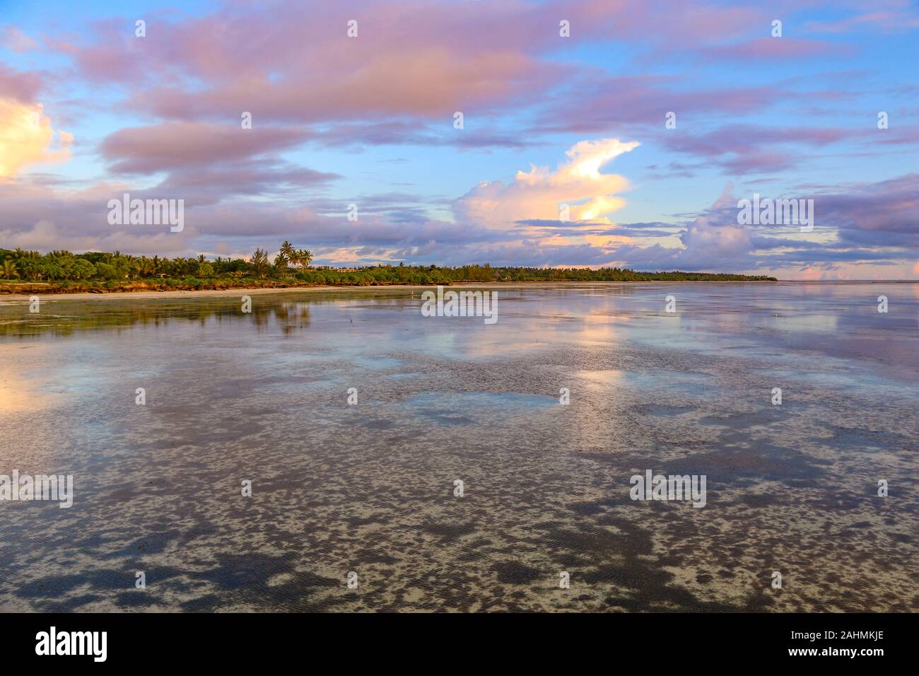 Incredibile tramonto dalla spiaggia incontaminata oltre l'Oceano Indiano a Cenizaro's la Residenza, Zanzibar, Tanzania Africa Foto Stock