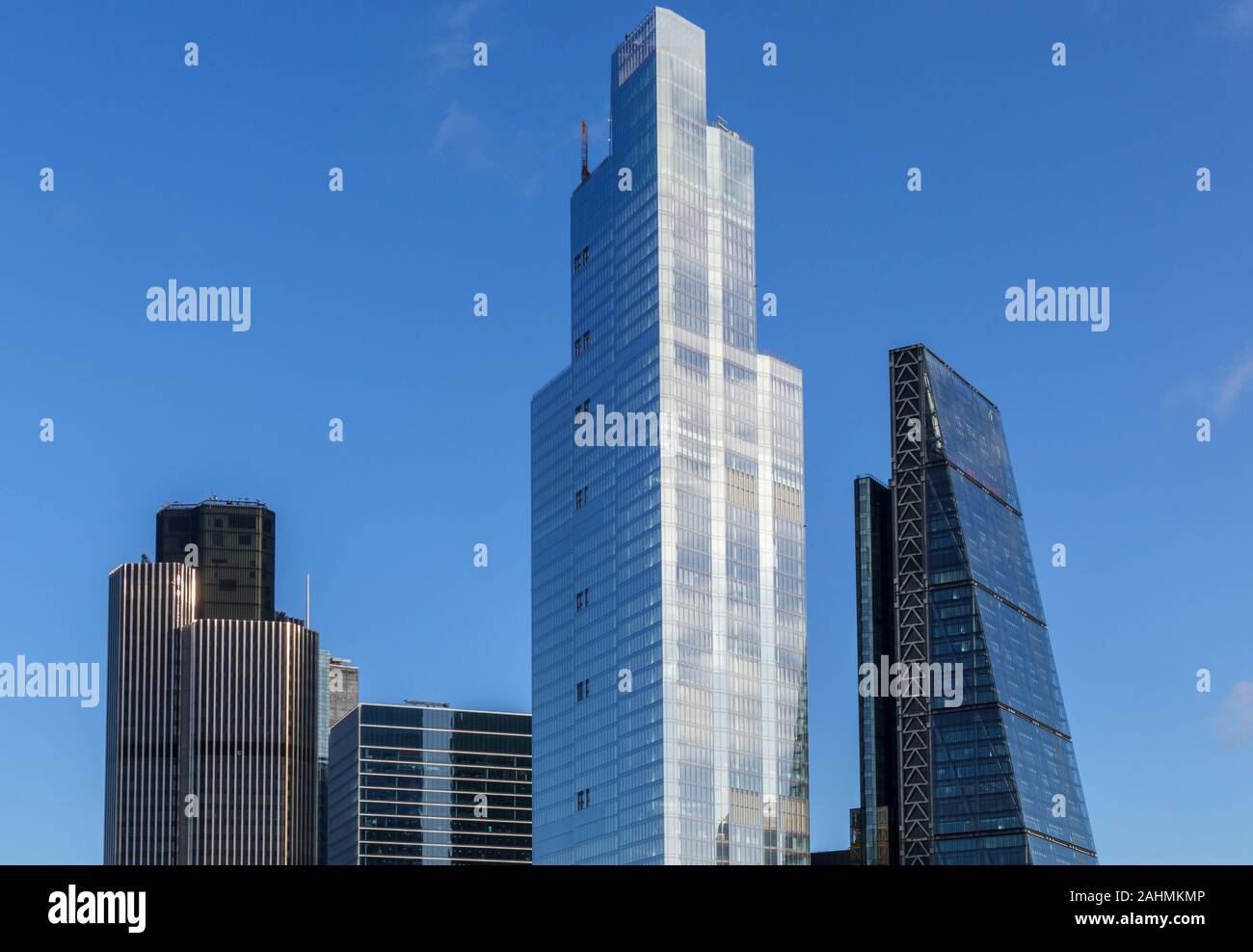 Vista della parte superiore del ora completato 100 Bishopsgate, un nuovo e moderno blocco uffici nella città di Londra il quartiere finanziario più alte del Cheesegrater Foto Stock