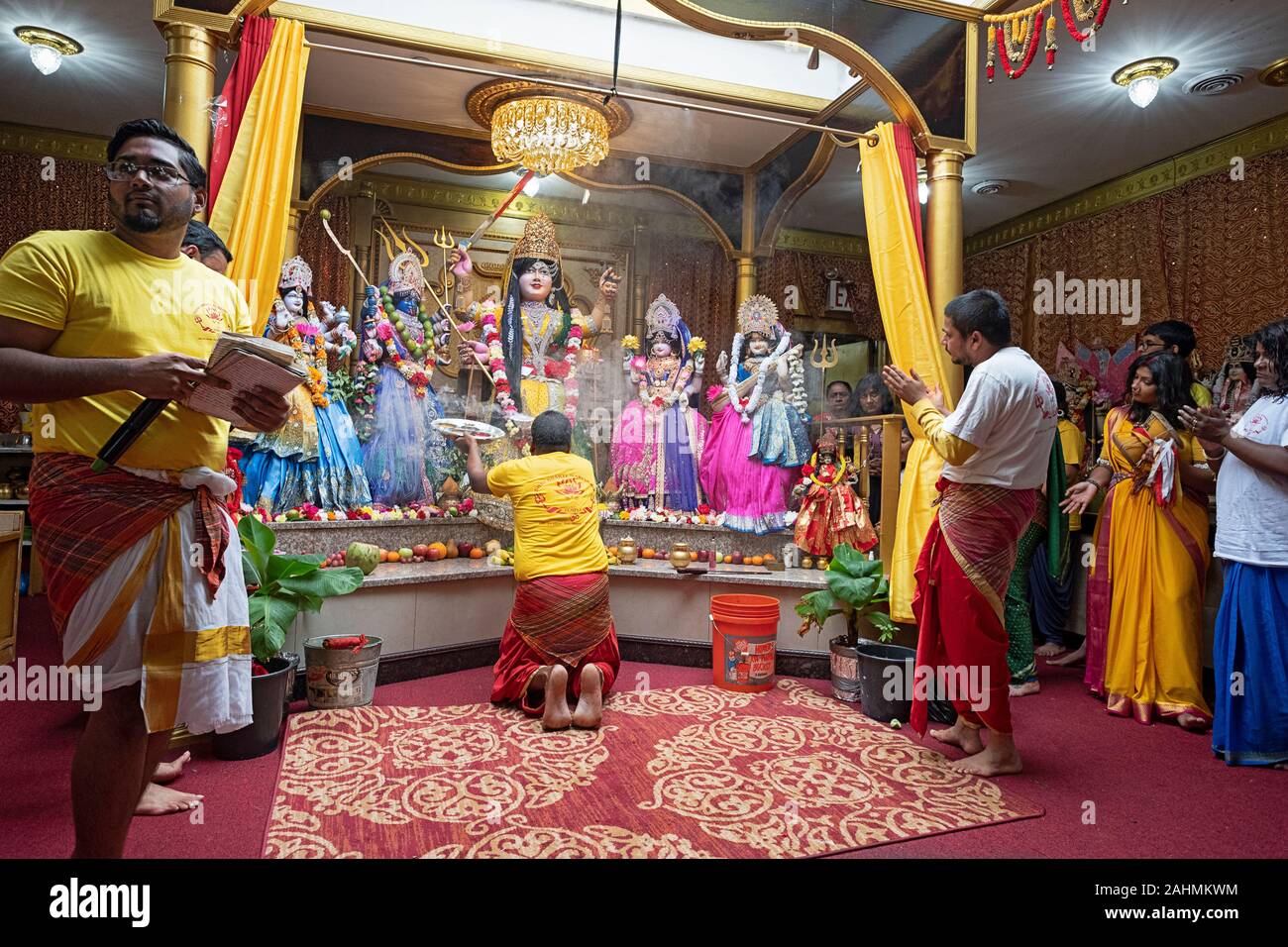 Uomini e donne di partecipare in una Shakti preghiera Indù in Ozone Park, Queens, a New York City. Foto Stock