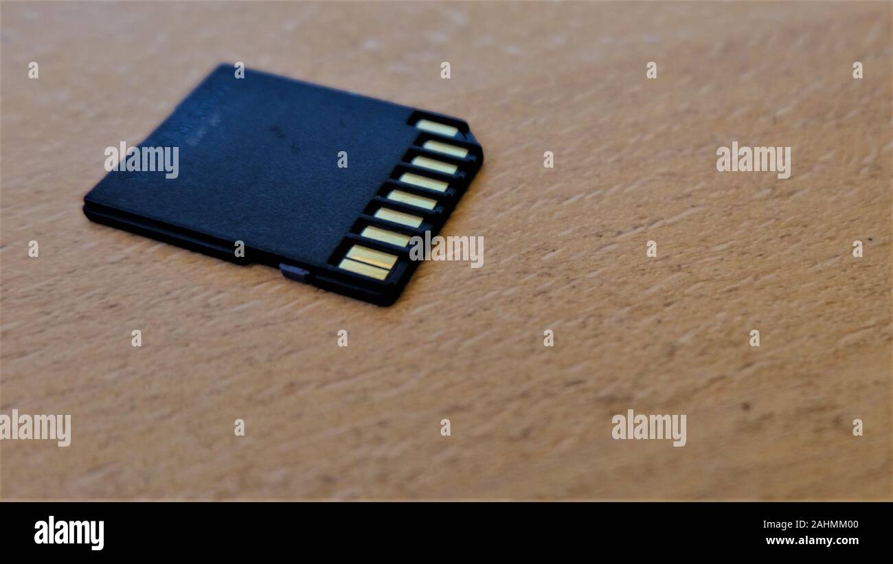 Scheda SD in macro close up. Dispositivo per lo storage utilizzato nelle fotocamere e dispositivi di piccole dimensioni per estendere la capacità di memorizzazione. Foto Stock