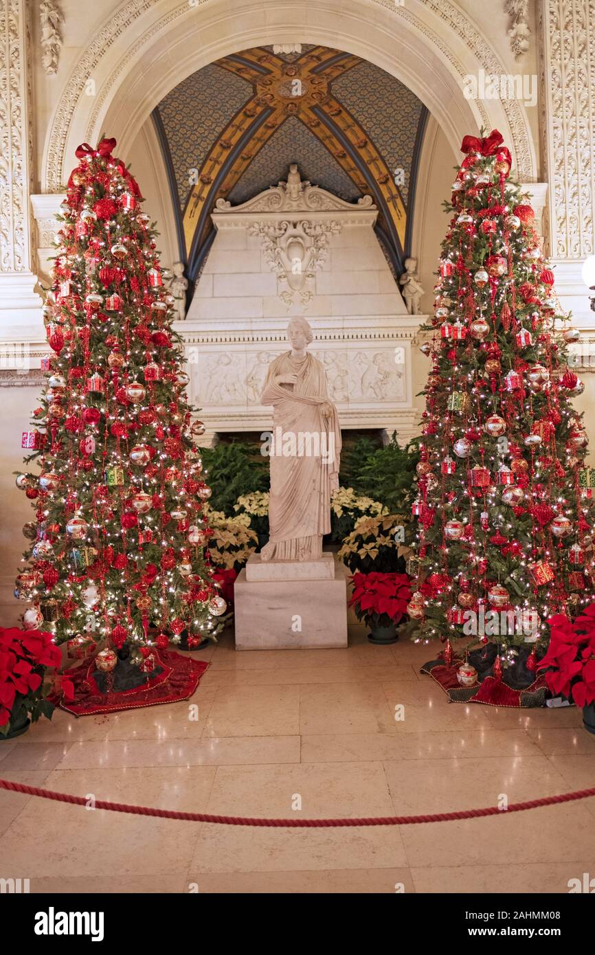 Due di oltre una dozzina di alberi di Natale Decorare gli interruttori, un Vanderbilt Mansion e punto di riferimento a Newport, Rhode Island. Foto Stock