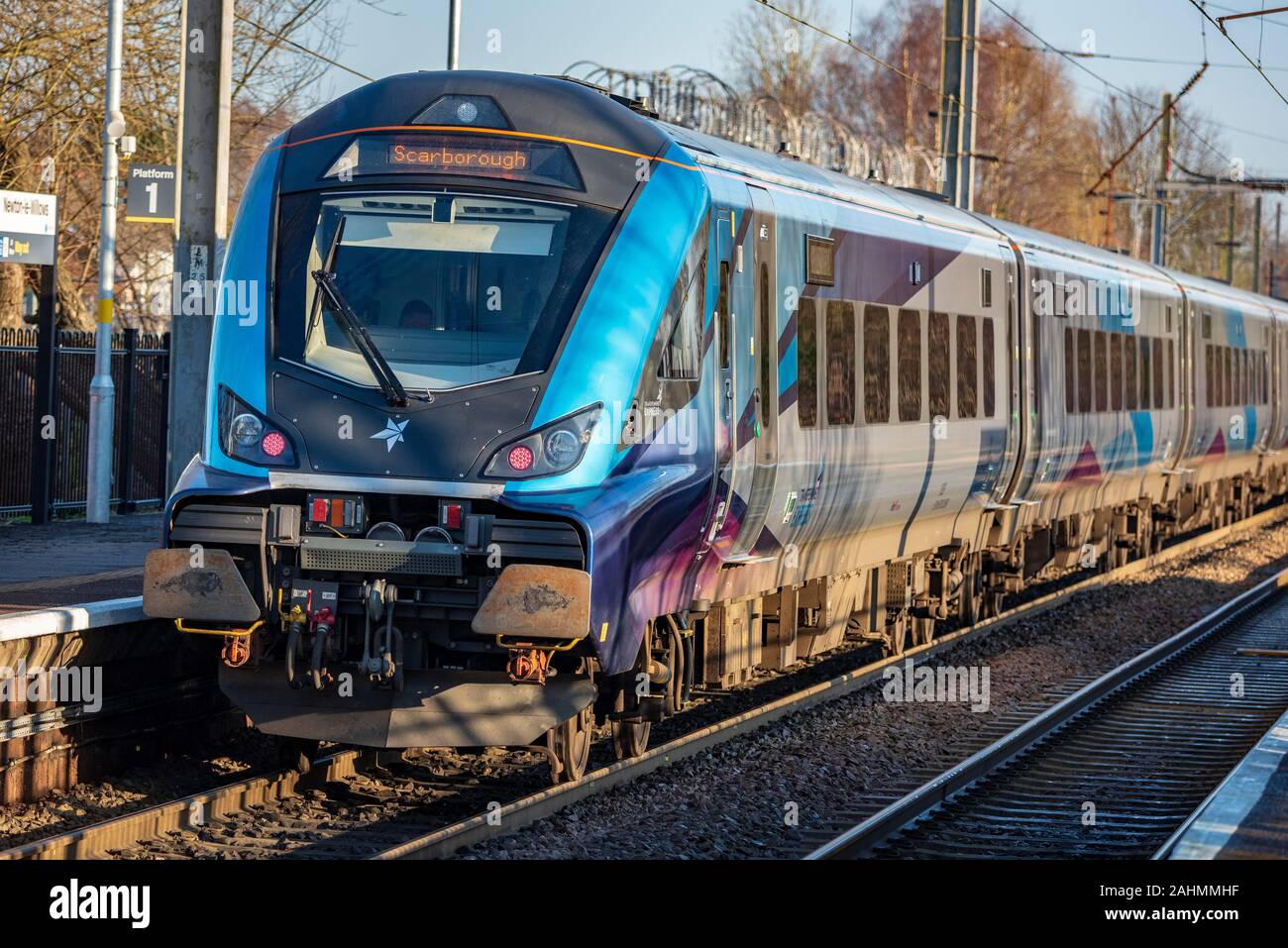 Trans Pennine express treno diesel. Classe 68 locomotiva diesel denominata splendido. Numero 68027 il traino rimorchio. Foto Stock