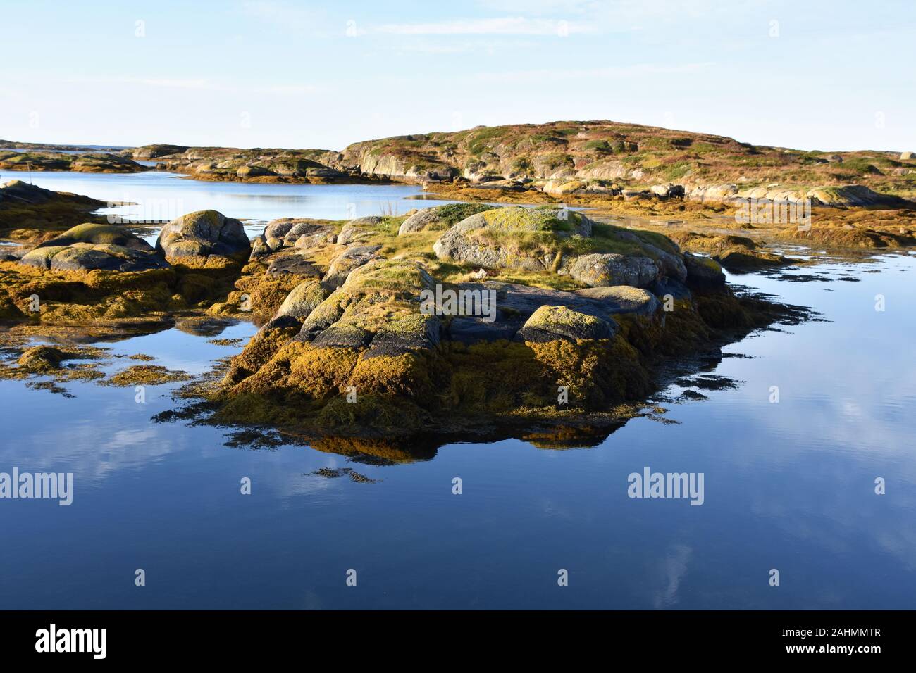 Il paesaggio della costa della Norvegia in una giornata di sole Foto Stock