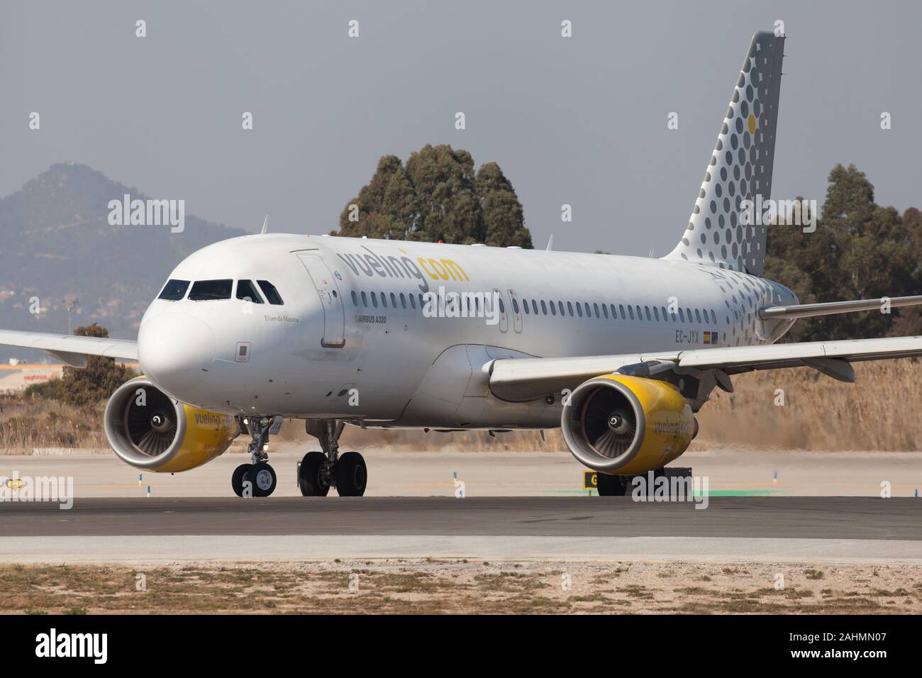 Barcellona, Spagna - 24 Febbraio 2019: Vueling Airbus A320-200 sulla pista di rullaggio a Aeroporto El Prat di Barcellona, Spagna. Foto Stock