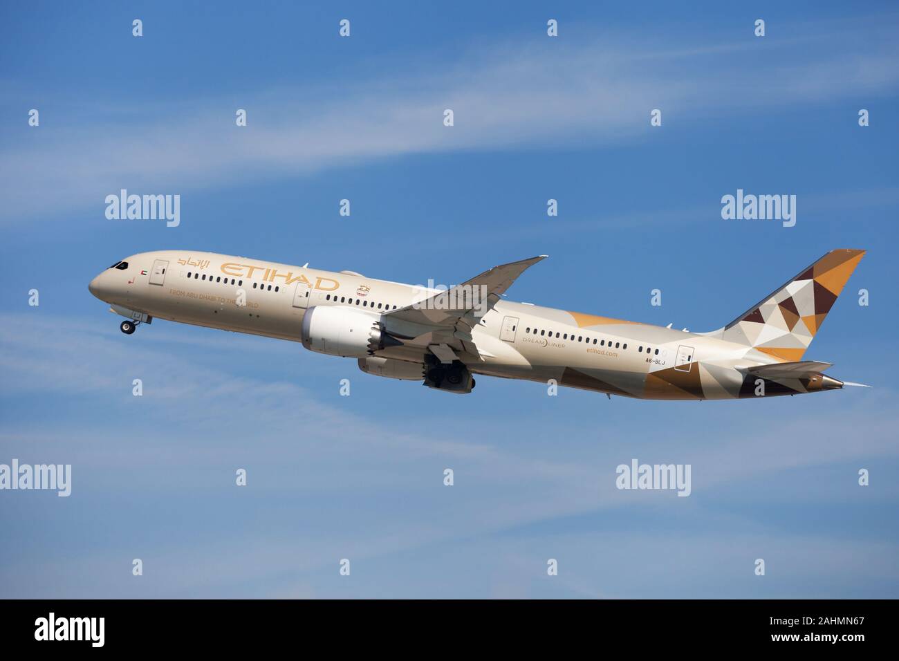 Barcellona, Spagna - Agosto 21, 2019: Etihad Airways 787-9 Boeing Dreamliner decollo dall'Aeroporto El Prat di Barcellona, Spagna. Foto Stock