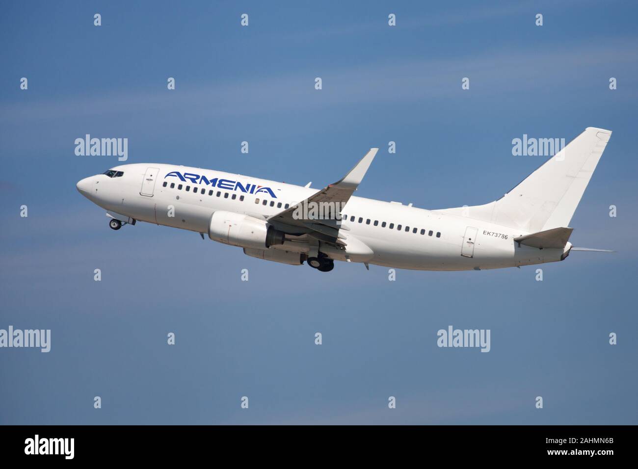 Barcellona, Spagna - Agosto 21, 2019: Aircompany Armenia Boeing 737-700 il decollo dall'Aeroporto El Prat di Barcellona, Spagna. Foto Stock