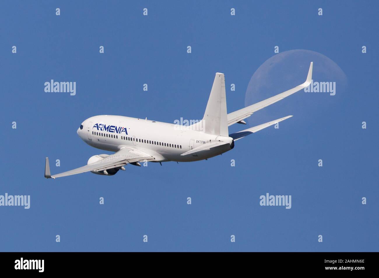 Barcellona, Spagna - Agosto 21, 2019: Aircompany Armenia Boeing 737-700 banking a sinistra dopo il decollo dall'Aeroporto El Prat di Barcellona, Spagna. Foto Stock