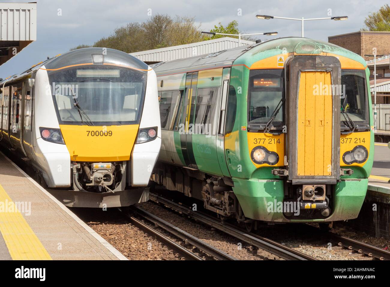Tre Ponti, Sussex, Regno Unito; 26 aprile 2018; treni gestiti da Thameslink e stand meridionale al fianco di ogni altro a tre ponti Station Foto Stock