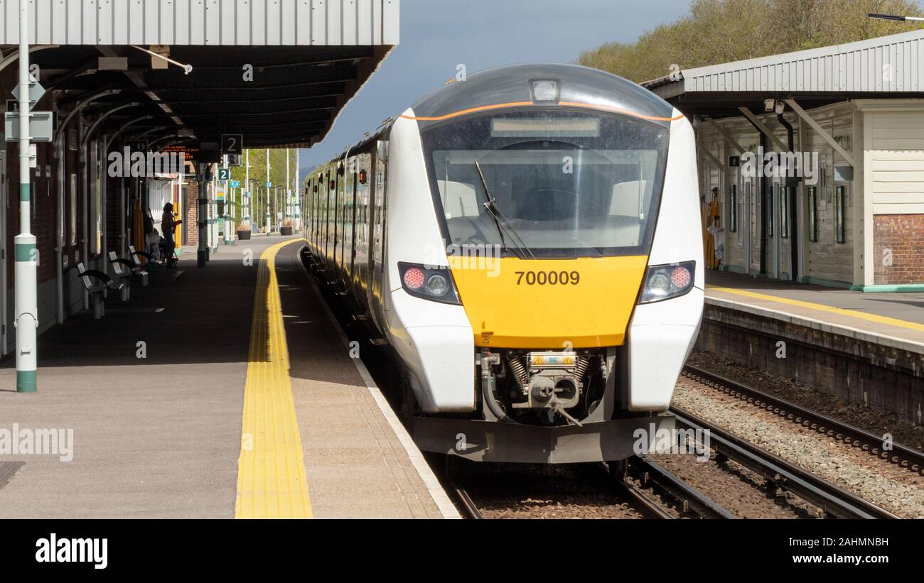 Tre Ponti, Sussex, Regno Unito; 26 aprile 2018; British Rail classe treno 700 fabbricato da Siemens Mobility e azionati da Thameslink a livello di Piattaforma Foto Stock
