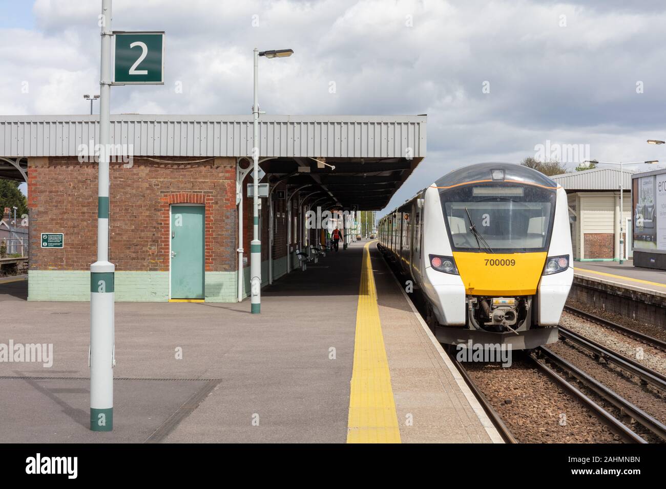 Tre Ponti, Sussex, Regno Unito; 26 aprile 2018; British Rail classe treno 700 fabbricato da Siemens Mobility e azionati da Thameslink a livello di Piattaforma Foto Stock