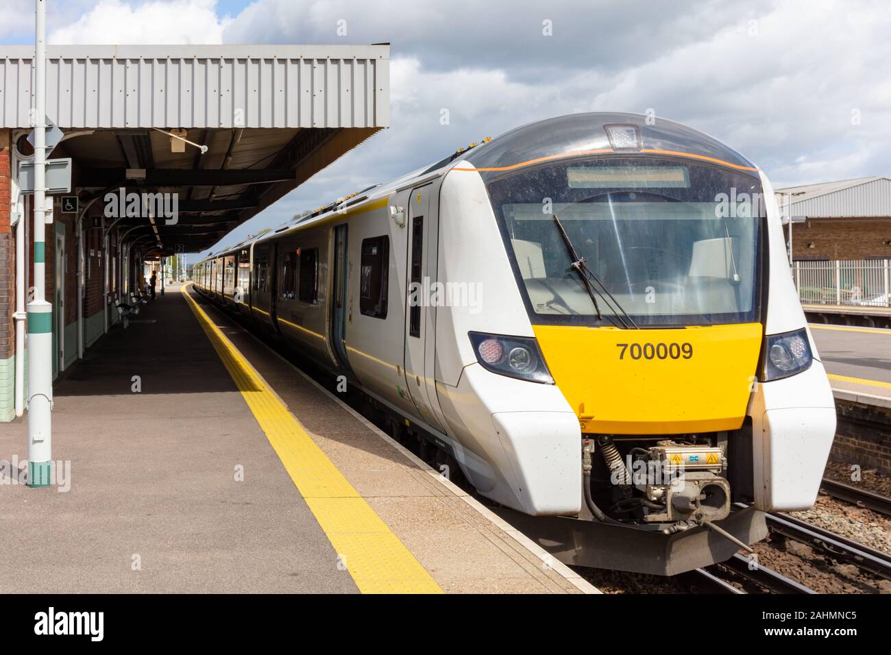 Tre Ponti, Sussex, Regno Unito; 26 aprile 2018; British Rail classe treno 700 fabbricato da Siemens Mobility e azionati da Thameslink a livello di Piattaforma Foto Stock