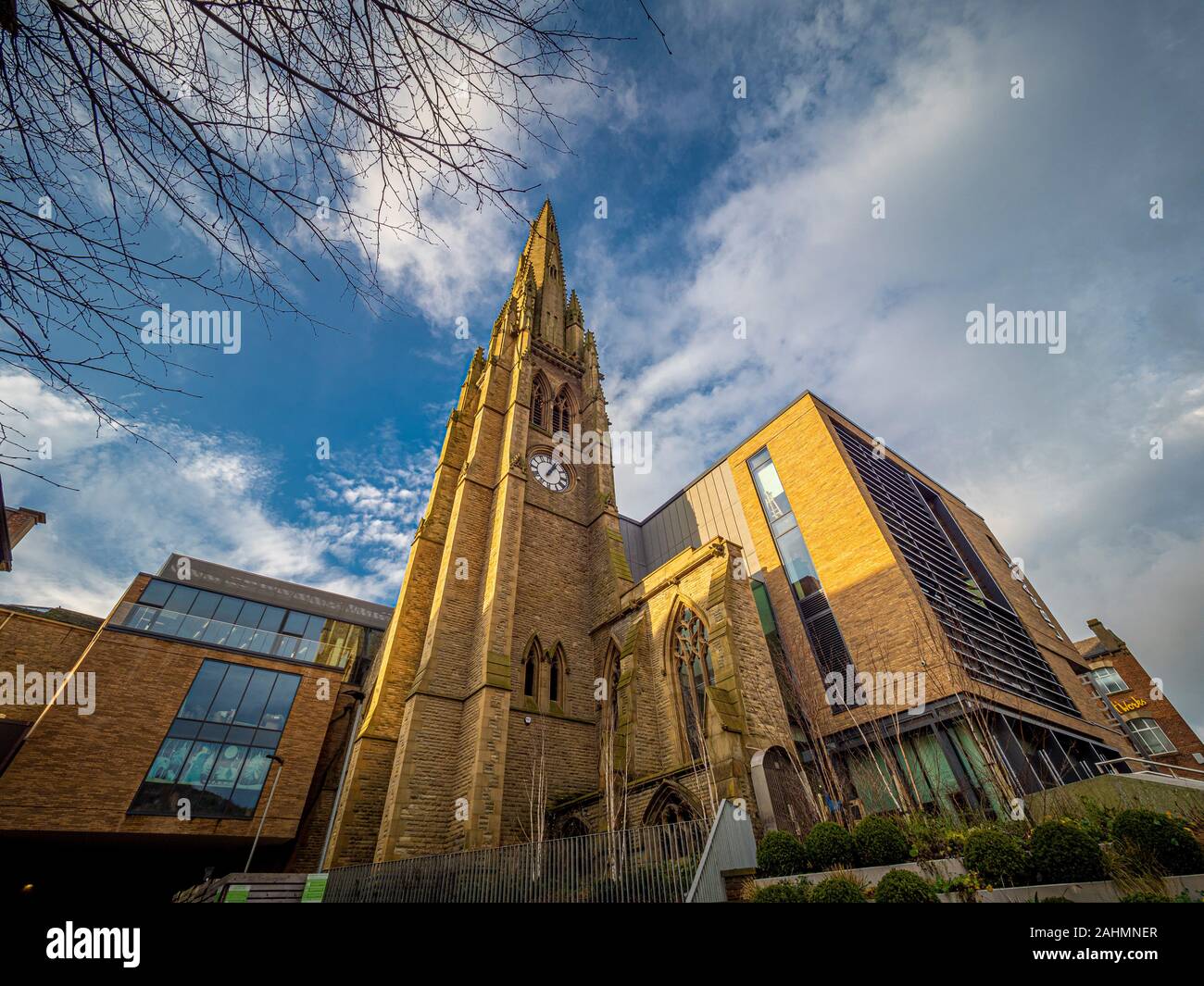 Situato sulla piazza Chiesa sito accanto al pezzo Hall, l'Halifax Central Library & archivio si fonde con i resti della chiesa in un iconico e Foto Stock