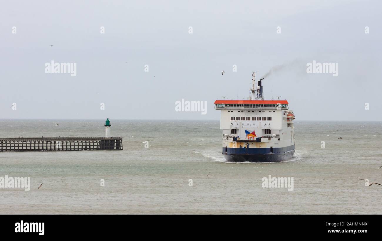 Porto di Calais, Francia; 3 marzo 2019; P&O traghetto, orgoglio della Borgogna entrando in porto Foto Stock