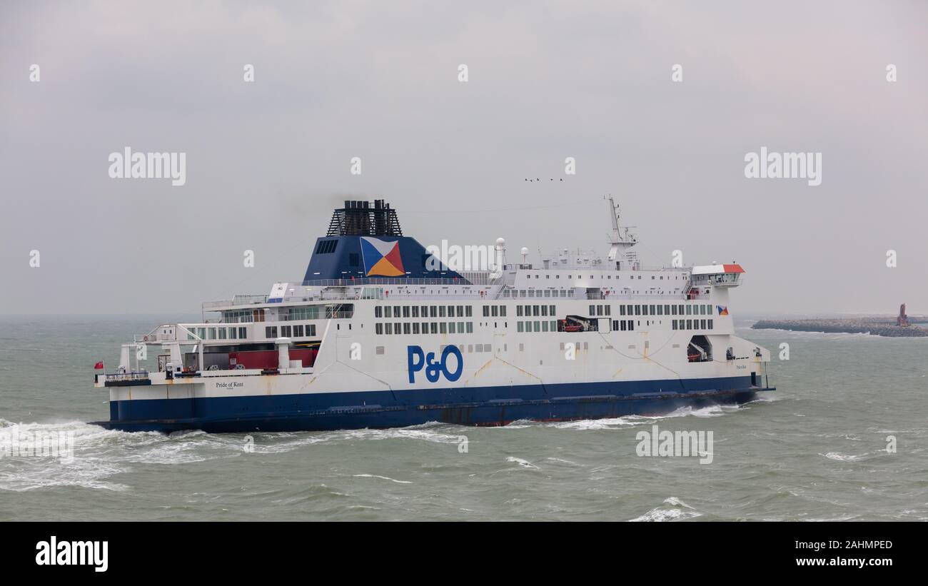 Canale in inglese, vicino a Calais, Francia; xx novembre 2018; P&O traghetto, Pride of Kent si avvicina al porto di Calais in cattive condizioni meteorologiche Foto Stock