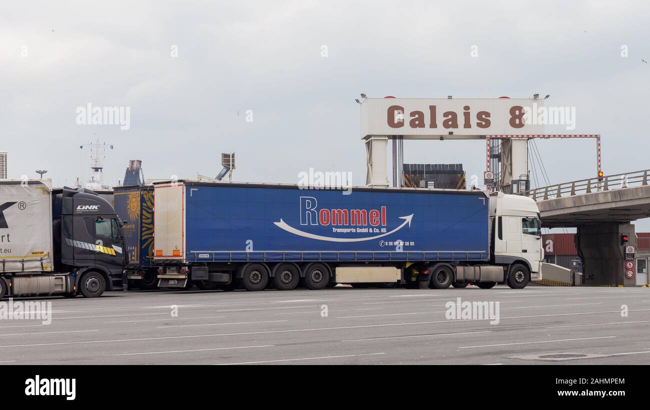 Porto di Calais, Francia; xx novembre 2018; veicoli pesanti attendere nel porto di Calais per un traghetto per il loro trasporto a Dover Foto Stock