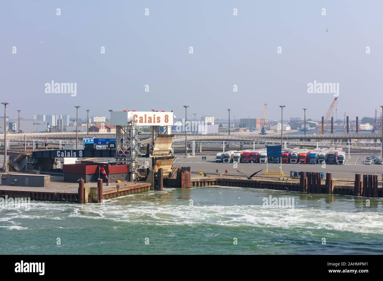 Calais, Francia; 20 maggio 2018; vuoto attracco del traghetto nel porto. HGV's allineati dietro Foto Stock