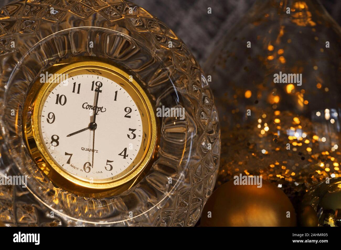 Il tempo di Natale con orologio di cristallo e decorazioni IX Foto Stock