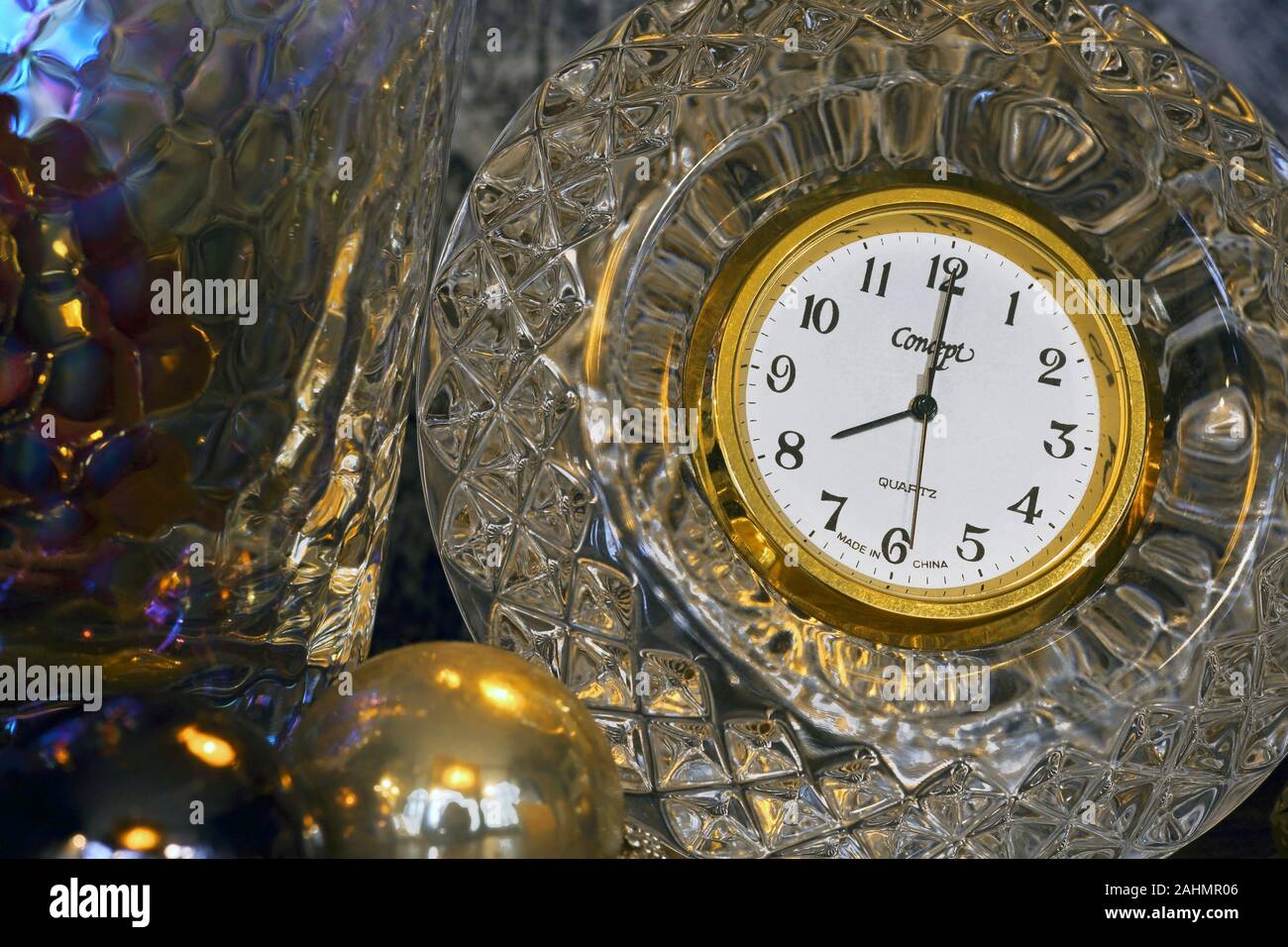 Il tempo di Natale con orologio di cristallo e decorazioni VIII Foto Stock
