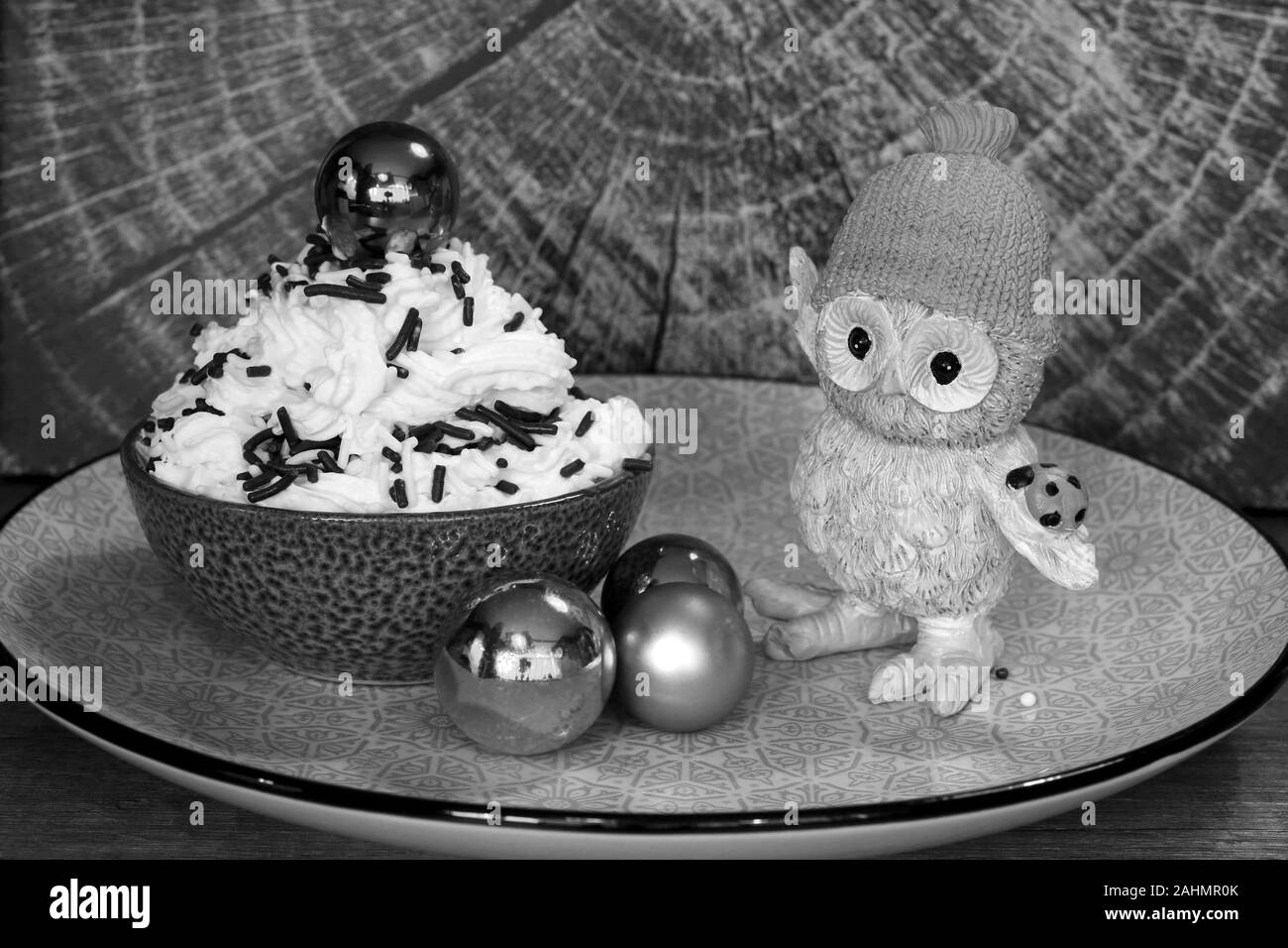Decorazioni di Natale con il gufo statua, sfere e panna montata con cioccolato ho Foto Stock