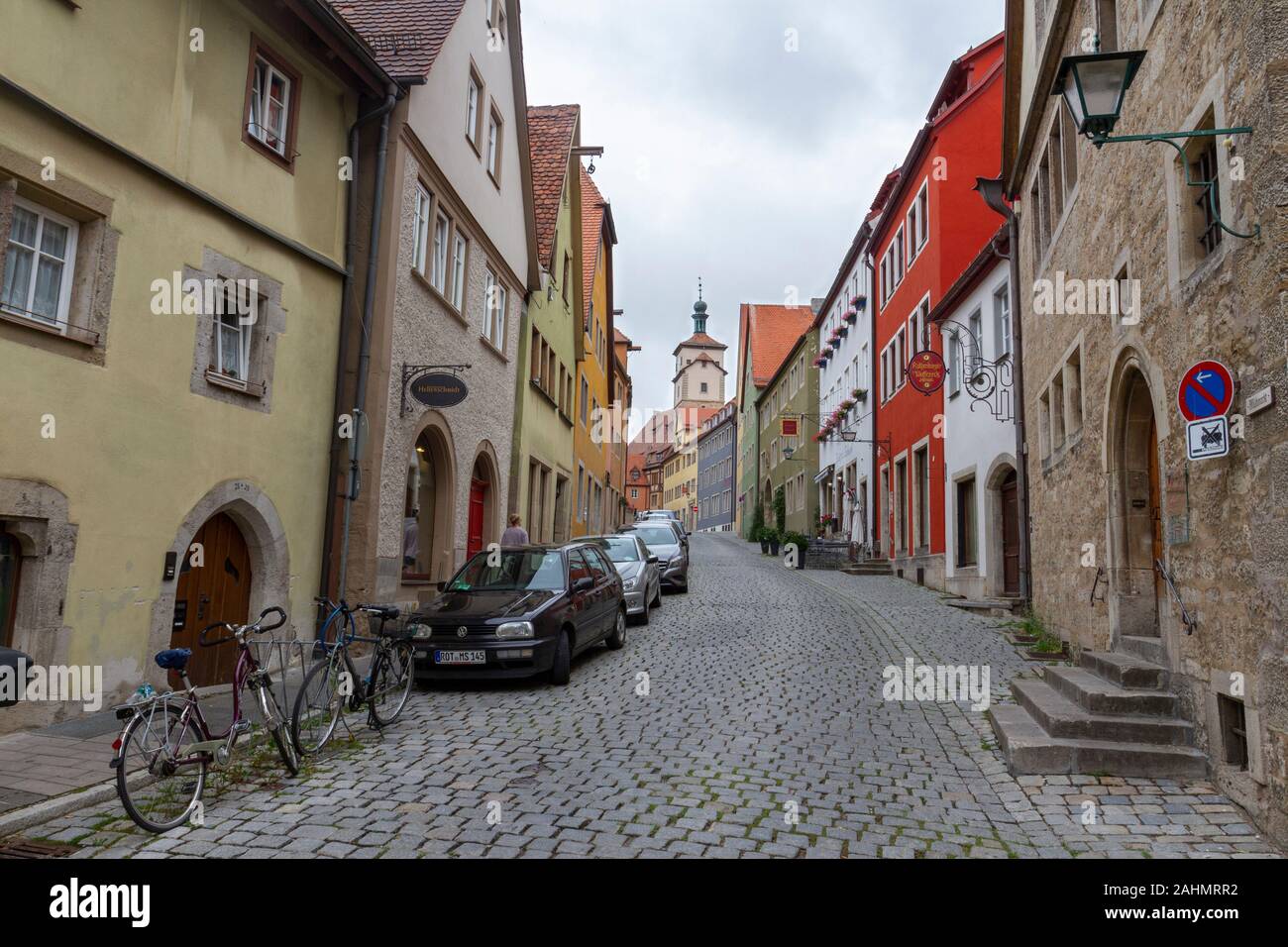 Tipica vista sulla strada (Milchmarkt) del centro storico di Rothenburg ob der Tauber, Baviera, Germania. Foto Stock