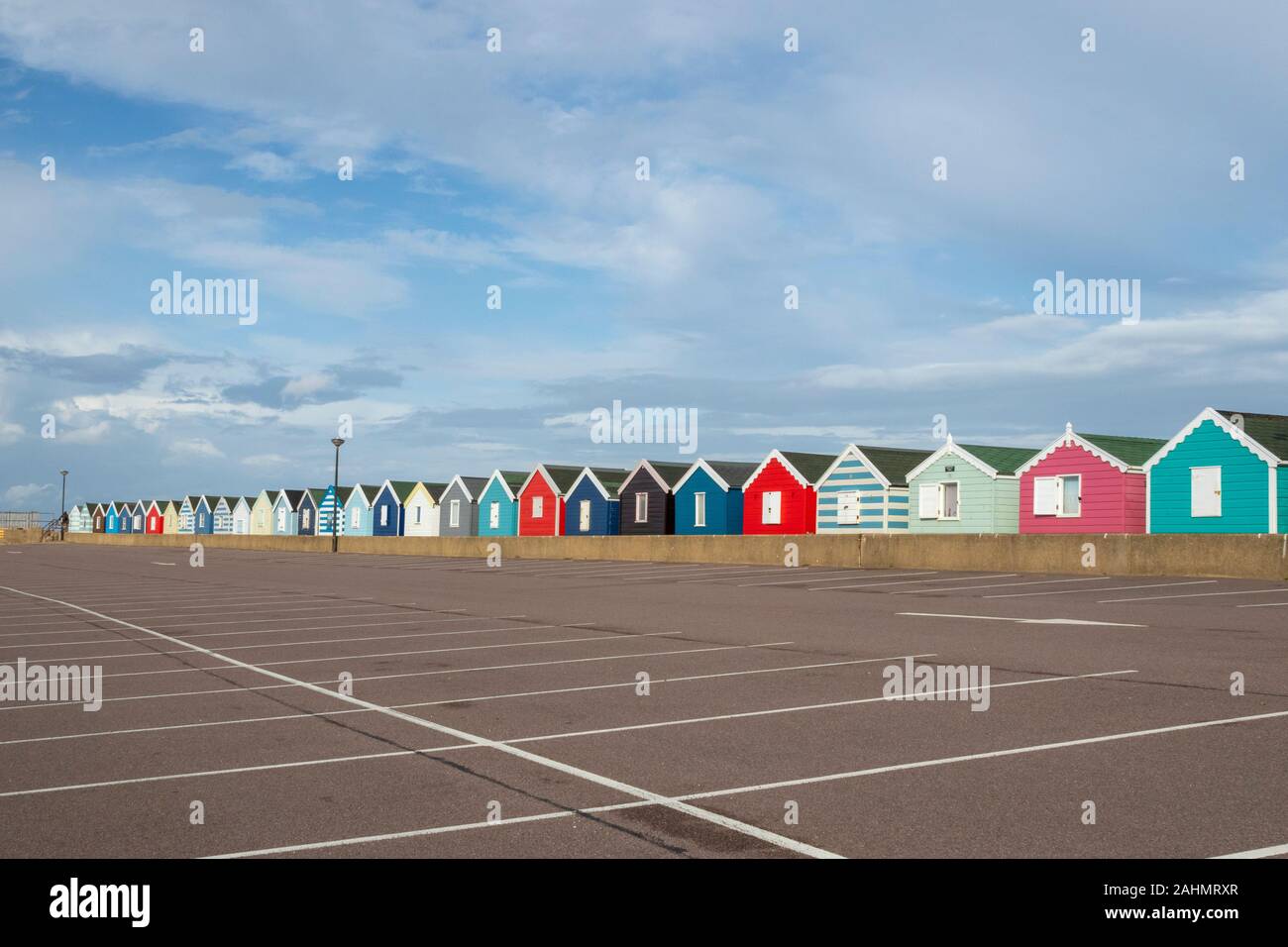 Cabine sulla spiaggia, a Southwold, Suffolk , inghilterra, visto dal parcheggio auto. Foto Stock