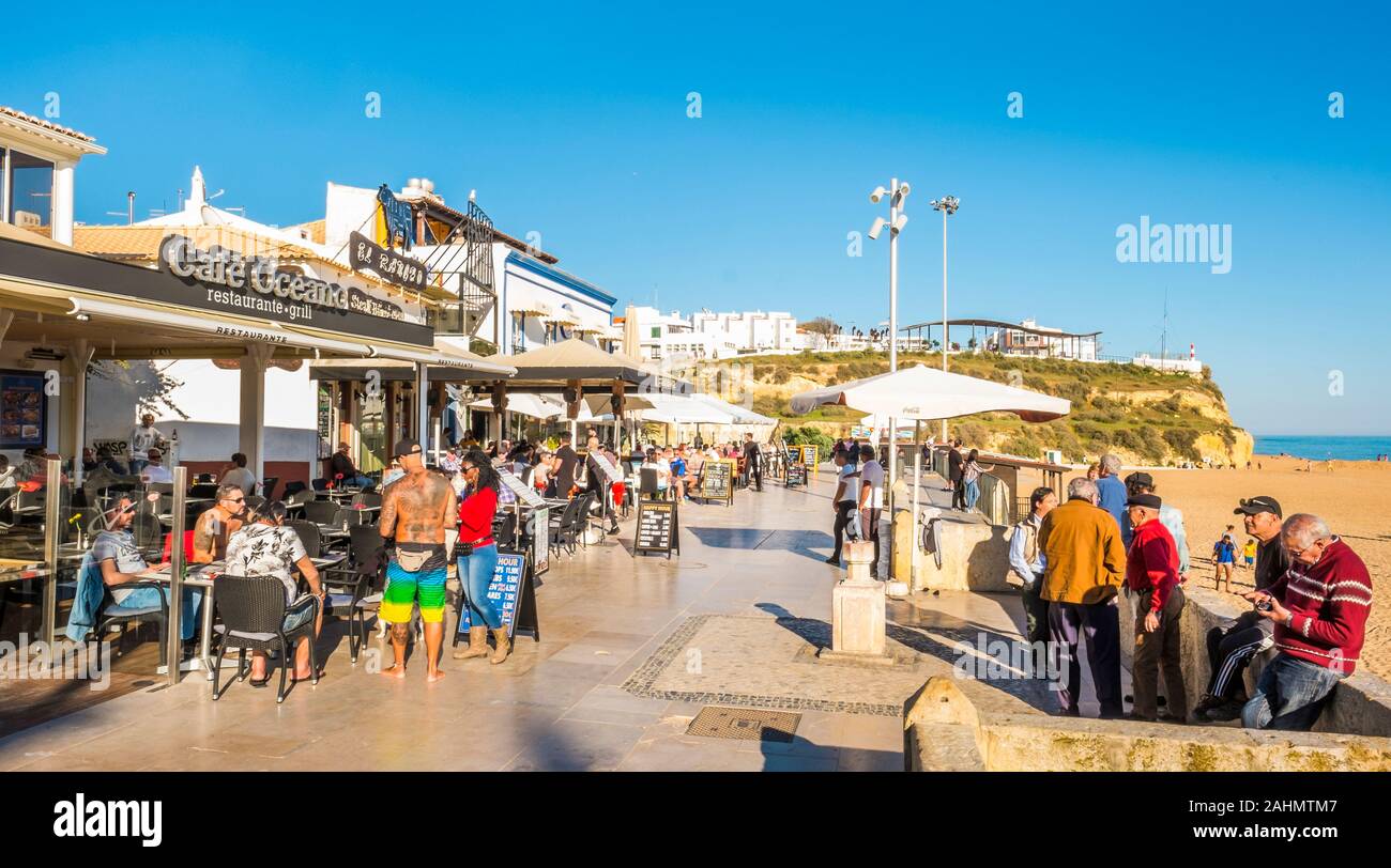 Scena di strada nel centro storico di Albufeira Foto Stock