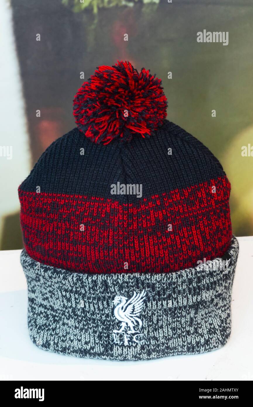 Colorate e caldo inverno cappello con fegato di Liverpool Bird illustrazione e LFC logo (Liverpool Football Club) Foto Stock