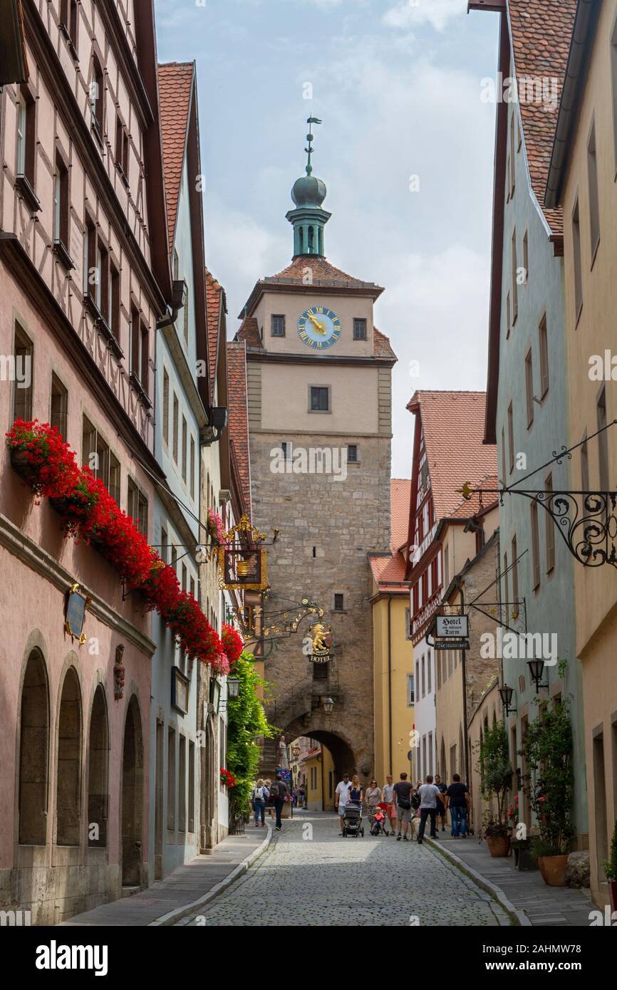Vista lungo Georgengasse verso Weißer Turm (Torre Bianca) del centro storico di Rothenburg ob der Tauber, Baviera, Germania. Foto Stock