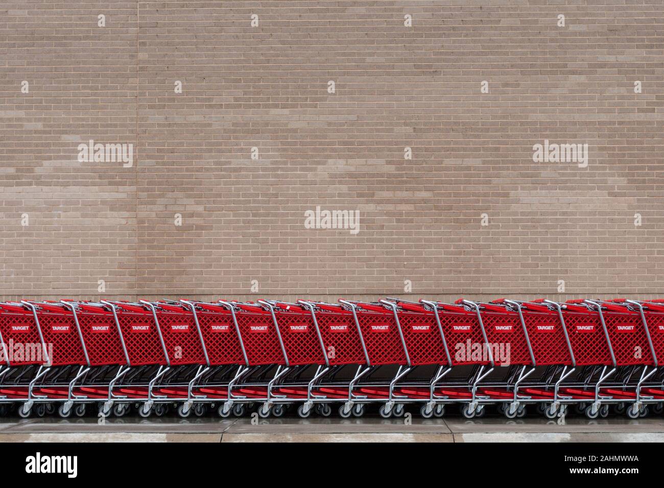 ATLANTA-aprile 28, 2008: un ampio panorama di una linea di Target shopping carts contro un semplice muro di mattoni. Foto Stock