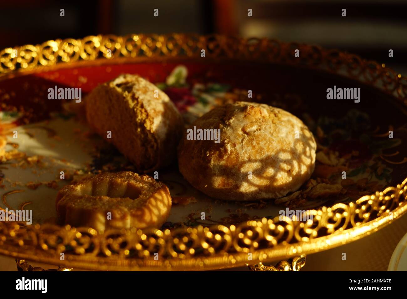 Gingerbread cookie in un bel piatto veneziano con un scolpito sul lato modellato. Foto Stock