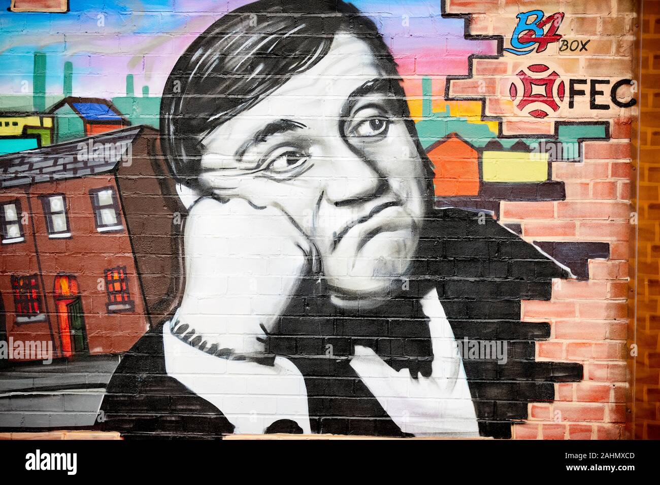 Manchester artista Kelzo grande murale in Collyhurst raffigurante alcune delle aree della storia. Il comico Les Dawson Foto Stock