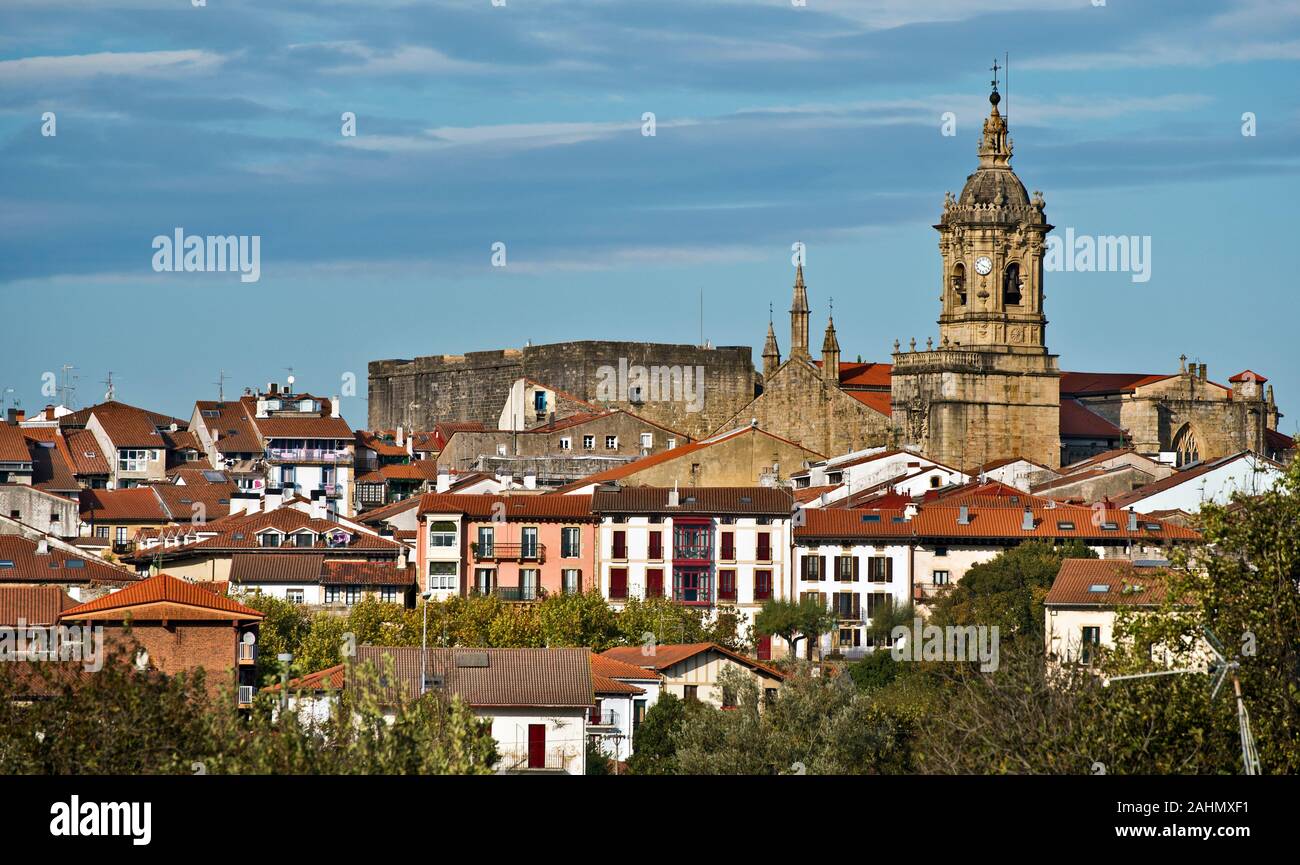 Paesaggio di confine spagnolo città Hondarribia con le fortificazioni del centro storico della città, Paese Basco spagnolo, Provincia di Gipuzkoa, Spagna Foto Stock