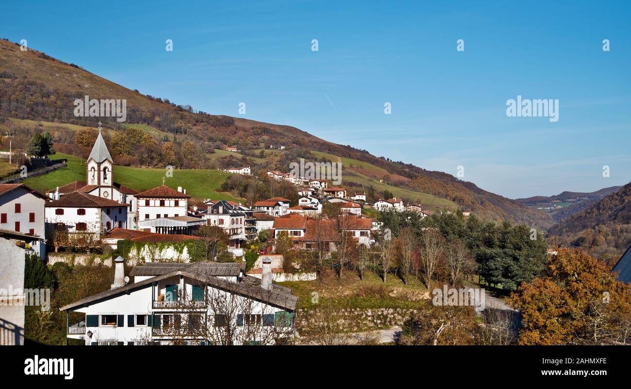 Città basca Luzaide, Valcarlos in spagnolo in Pirenei della Navarra in Spagna, situato sul Camino de Santiago. Foto Stock