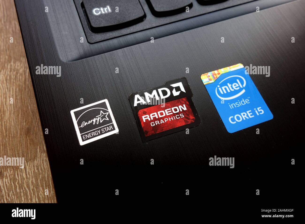 Personal computer con adesivi: Energy Star, grafica AMD Radeon e Intel Core i5 Foto Stock