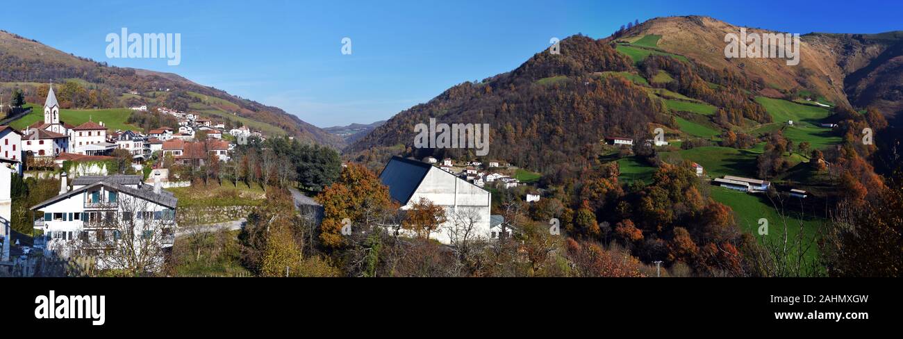Panorama della città basca Luzaide, Valcarlos in spagnolo in Pirenei della Navarra in Spagna, situato sul Camino de Santiago. Le aziende agricole e i prati in montagna hil Foto Stock