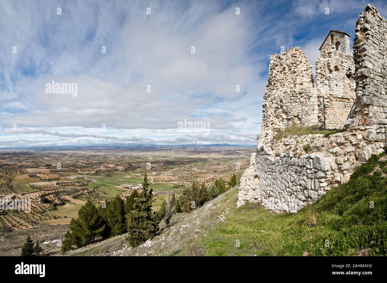 Paesaggio della regione Alcarria nella provincia di Guadalajara, visto dal villaggio Trijueque, Castilla-La Mancha, in Spagna. Le gamme della montagna del sist centrale Foto Stock