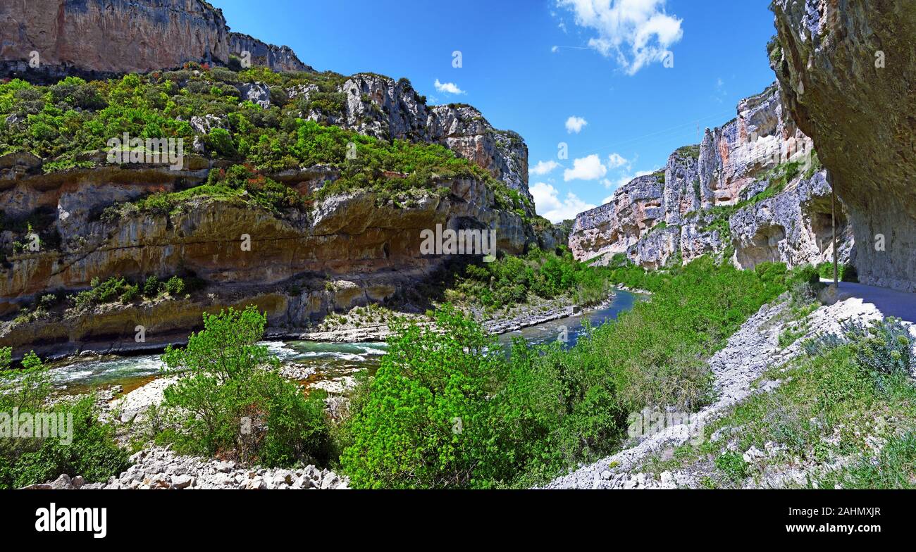 Vista panoramica a passare a piedi lungo il flusso del fiume Irati dominato da pareti di Lumbier Canyon, che fa parte della Sierra de Leyre catena montuosa i Foto Stock