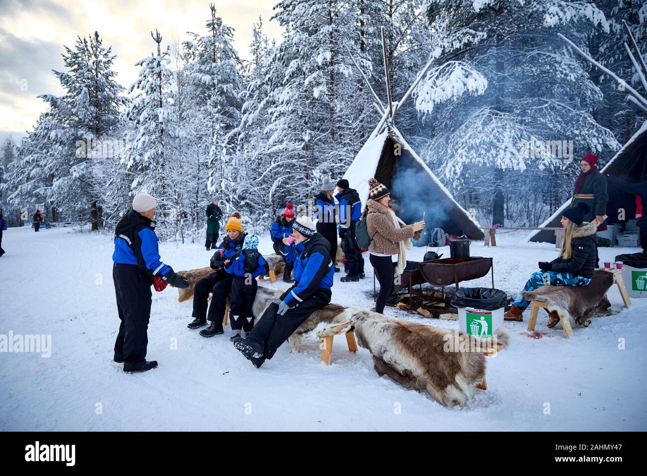 Il finlandese Rovaniemi una città in Finlandia e la regione della Lapponia Santa Park Lappone cerimonia di benvenuto Foto Stock