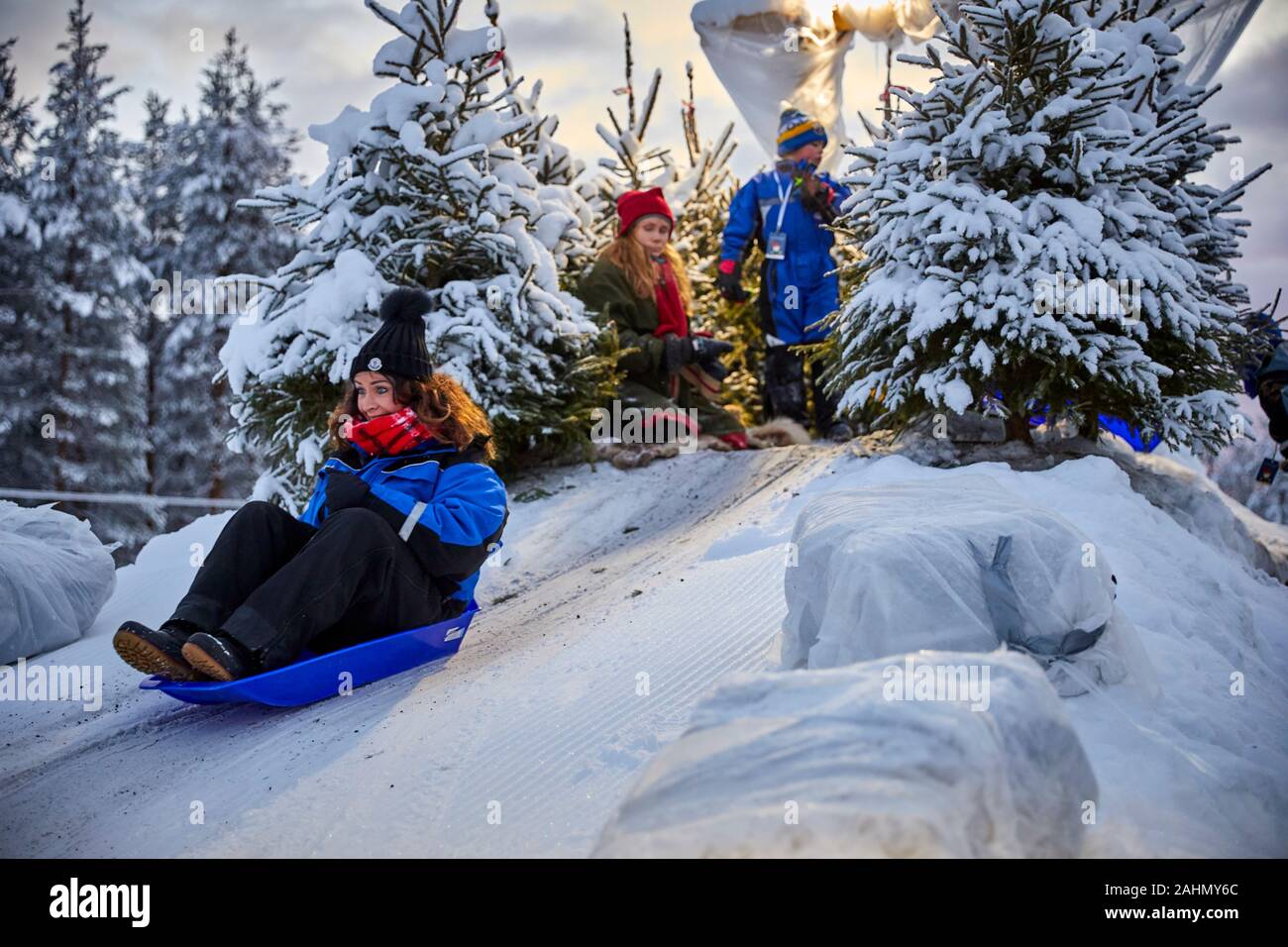 Il finlandese Rovaniemi una città in Finlandia e la regione della Lapponia Santa Park Marie su una slitta in plastica Foto Stock