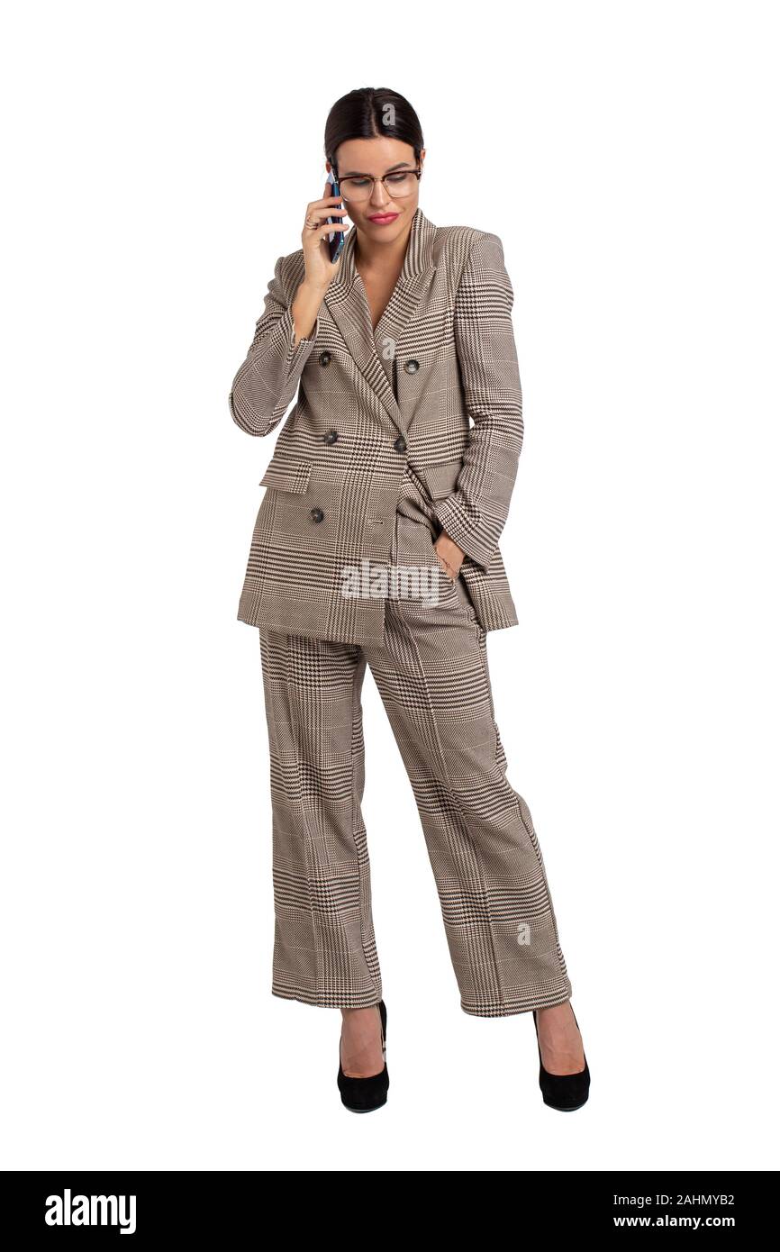 Scettico giovane imprenditrice in grigio usura formale chiamando, isolato su bianco Foto Stock