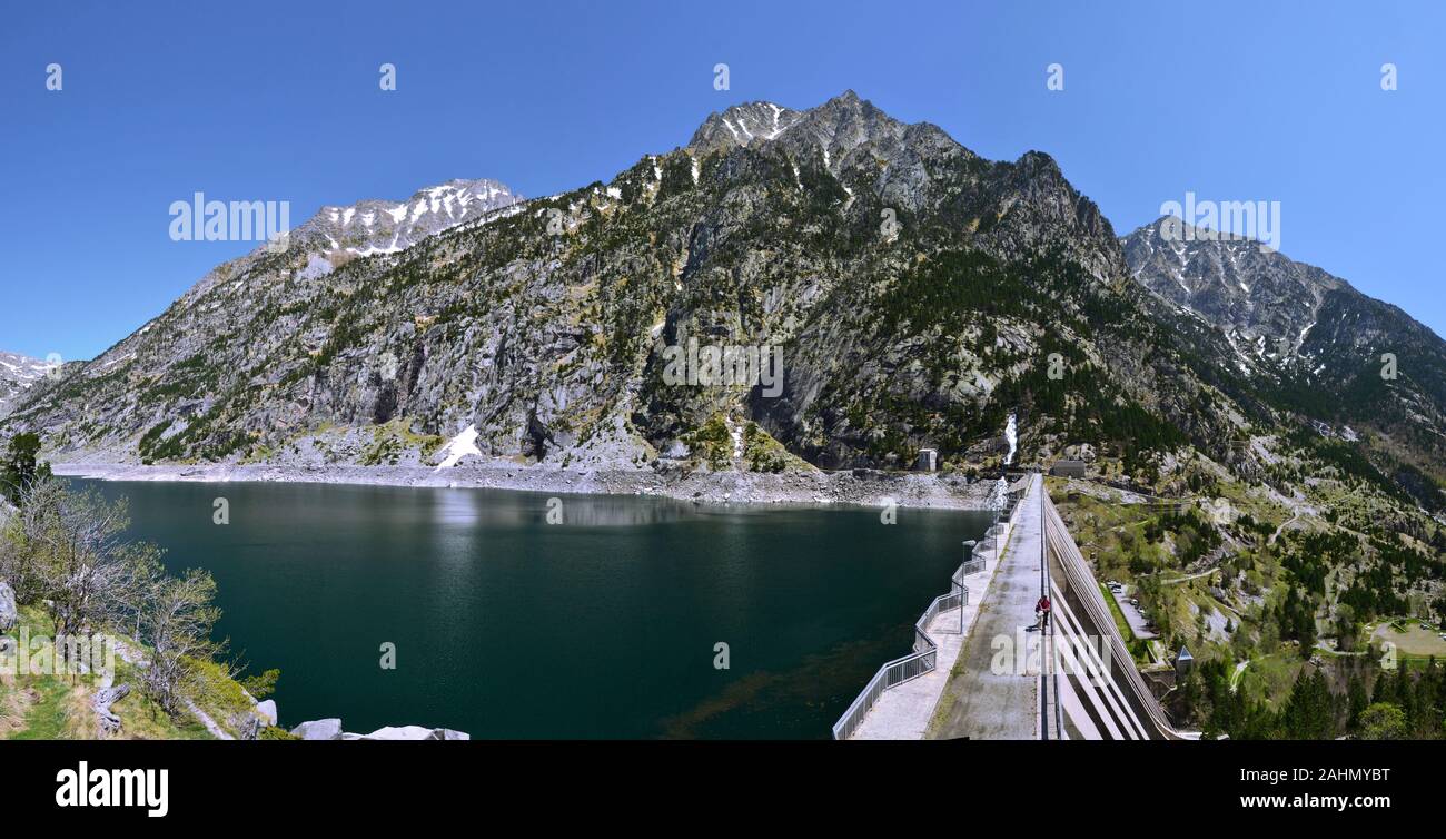 Panorama della diga e Estany de Cavallers lago a sinistra, Boi valley a destra e le montagne in alta Ribagorca dei Pirenei catalani, Nazione Aiguestortes Foto Stock
