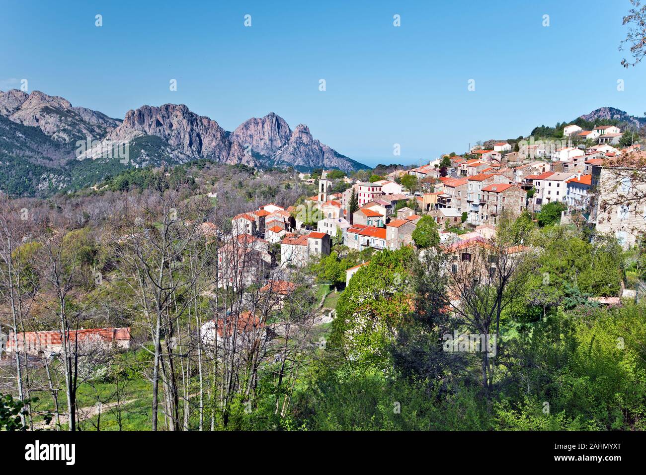 Vista generale di Evisa villaggio in Corsica, la Capu Ortu e Tre Signore picchi sono a sinistra sullo sfondo. Corse-du-Sud, Francia Foto Stock
