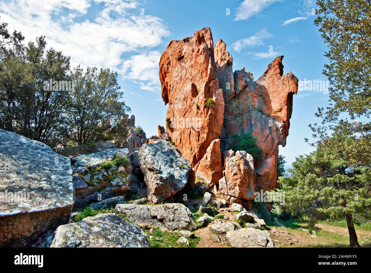 Roccia verticale delle Calanche de Piana in Corsica, roccia magmatica visto lungo la passeggiata via di Chateau fort attraverso il costo della baia di Porto, Corse-du-Sud, Franc Foto Stock