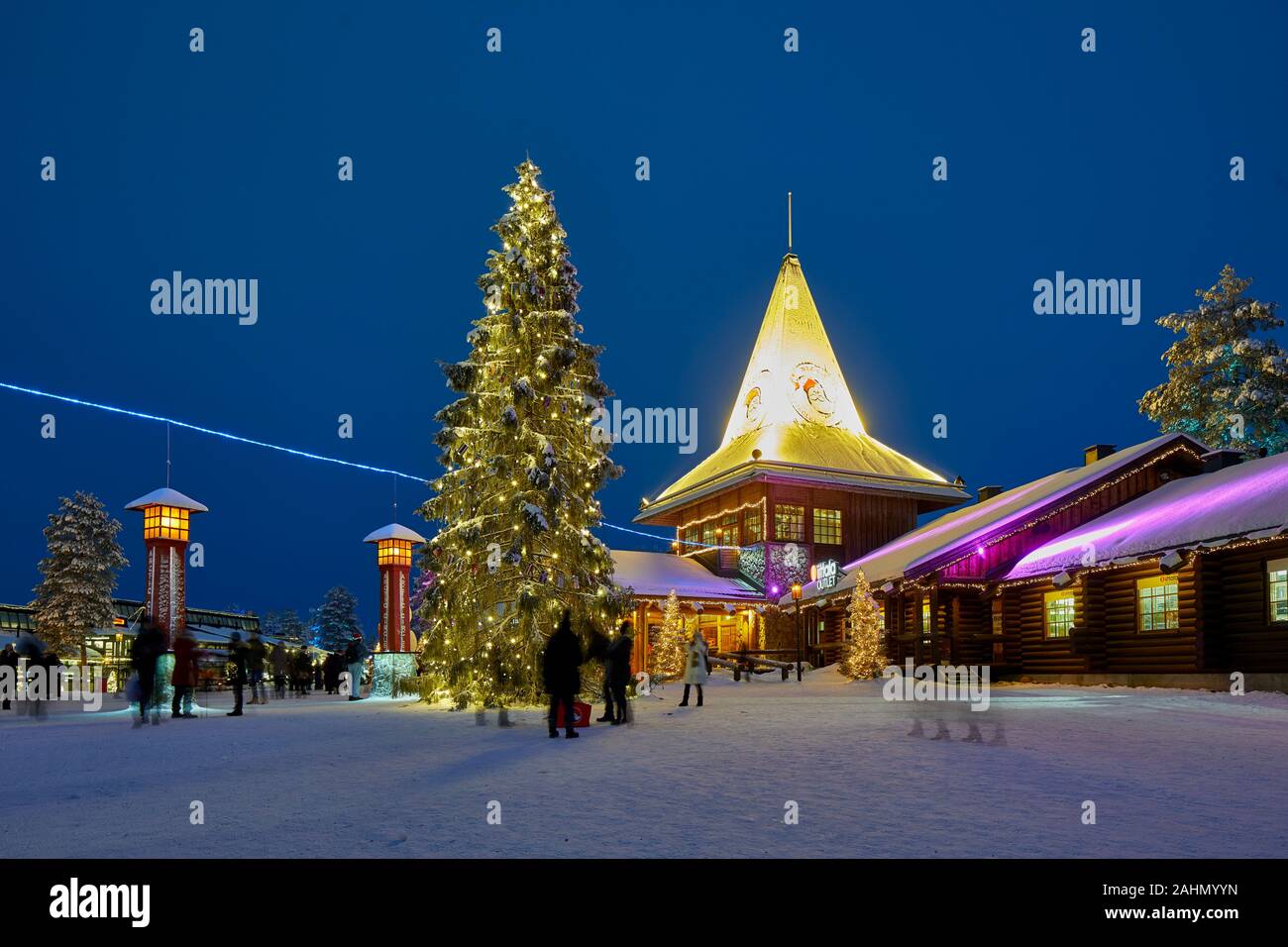 Il finlandese Rovaniemi una città in Finlandia e la regione della Lapponia, villaggio di Babbo Natale con la luce blu che rappresenta il Circolo Polare Artico Foto Stock