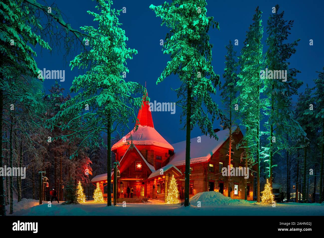 Il finlandese Rovaniemi una città in Finlandia e la regione della Lapponia, Santa Claus Village La sig.ra Claus Natale Casetta nella foresta di notte Foto Stock