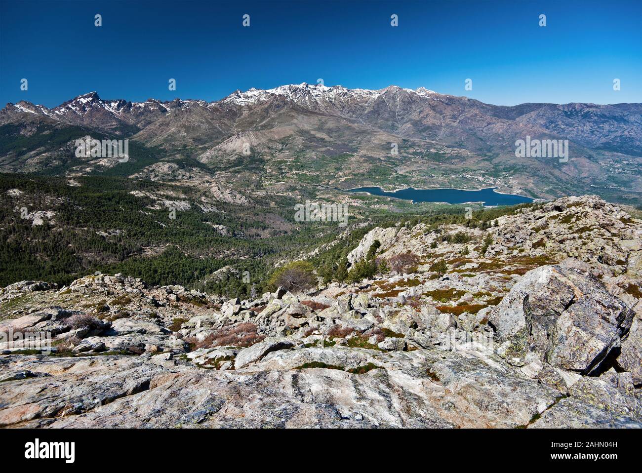 Panorama del Niolo regione con Golo River Valley e il lago di Calacuccia in Corsica centrale, dominato dal Monte Cinto massiccio montuoso, paesaggio roccioso di Foto Stock